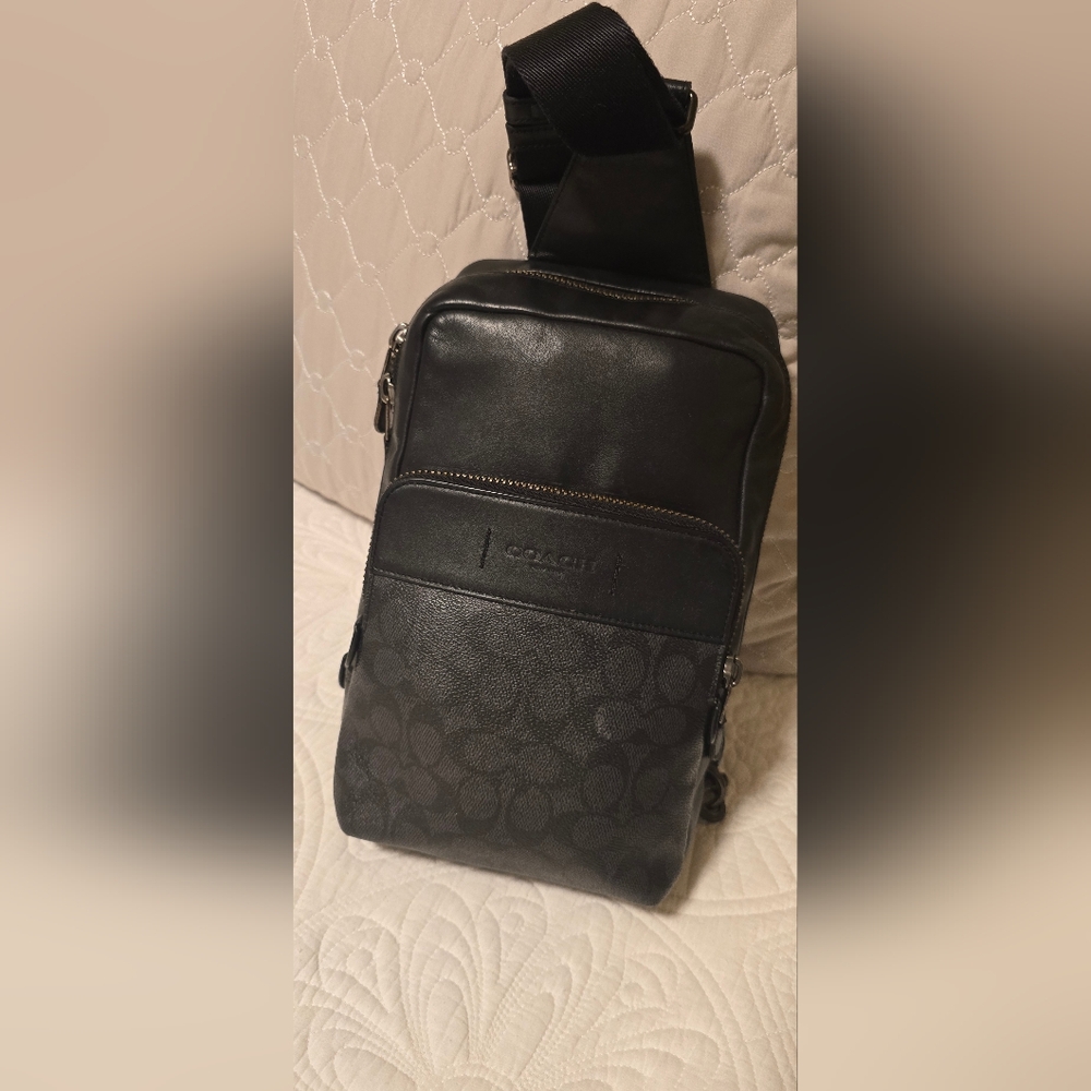 Coach Gotham Pack in Signature